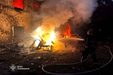  This handout photo taken and released by the Ukrainian State Emergency Service on July 12, 2025, shows a firefighter dousing a burning car following mass Russian strikes in the western Ukrainian city of Lviv, amid the Russian invasion of Ukraine. (Photo by Handout / Ukrainian State Emergency Service / AFP) / RESTRICTED TO EDITORIAL USE - MANDATORY CREDIT &quot;AFP PHOTO / Ukrainian State Emergency Service&quot; - NO MARKETING NO ADVERTISING CAMPAIGNS - DISTRIBUTED AS A SERVICE TO CLIENTS        -  (crédito:  AFP)