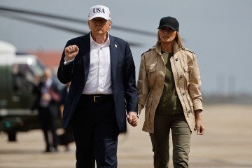 Trump caminha ao lado de Melania na Base Aérea de Lackland, no Texas: México e União Europeia serão taxados em 30% nos produtos exportados para os Estados Unidos -  (crédito: Chip Somodervilla/Getty Images via AFP)