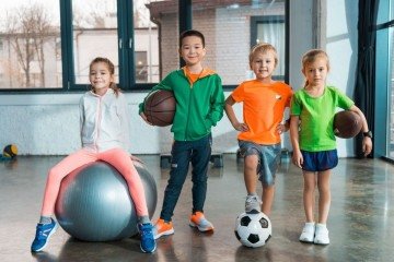 A diversidade de esportes na infância pode trazer ganhos importantes para o corpo e para a mente das crianças (Imagem: LightField Studios | Shutterstock) -  (crédito: EdiCase)