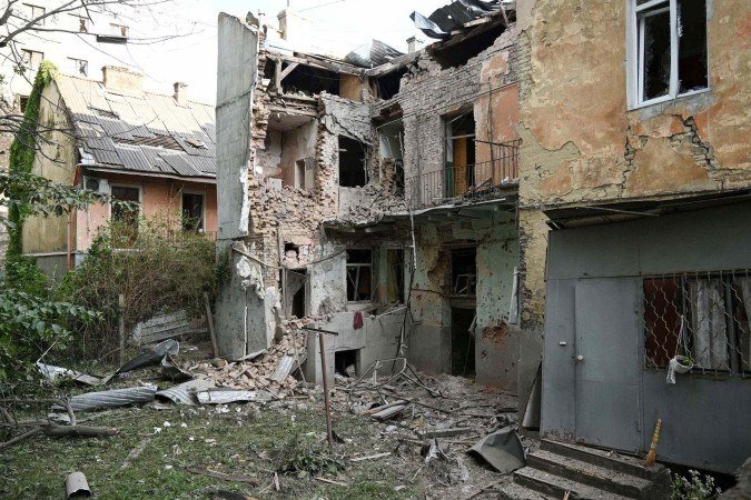  This photo shows a damaged residential building following Russian drone and missile strikes in the western Ukrainian city of Lviv on July 12, 2025, amid the Russian invasion of Ukraine. (Photo by YURIY DYACHYSHYN / AFP)       
