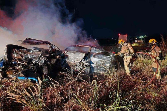 Acidente gera incêndio e mata duas pessoas em Brazlândia. Bombeiros encontram um corpo ao solo e outro carbonizado dentro de veículo após grave acidente na BR-080 que incendiou automóveis.