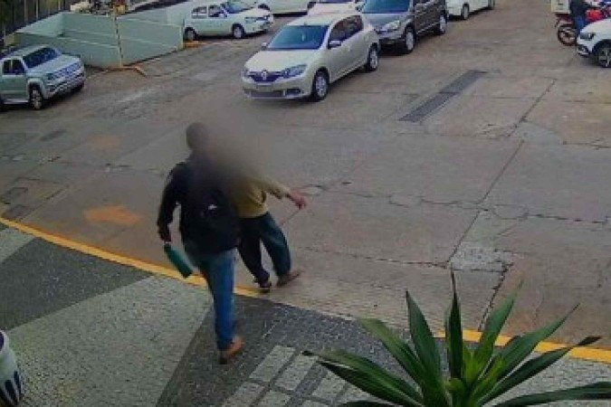 Câmeras flagram idoso sendo agredido pelo filho na Asa Sul - (crédito: Cedido ao Correio) Câmeras flagram idoso sendo agredido pelo filho na Asa Sul - (crédito: Cedido ao Correio)