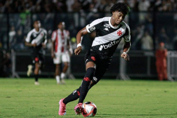 GB - Conseguiu girar para cima da defesa do Botafogo, mas, na hora do arremate,mandou a bola em São Januário - NOTA: 4,0 - Foto: Matheus Lima/Vasco 