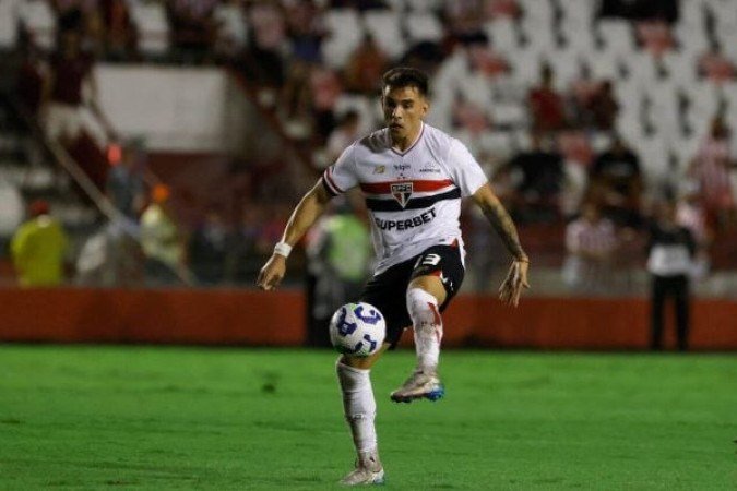 ENZO DÍAZ - Perdeu várias vezes as suas disputas contra Wesley e Luiz Araújo fazendo um jogo de altos e baixos. Protagonizou a dividida que tirou Ayrton Lucas de campo no segundo tempo - NOTA 6,0 - Foto: Rubens Chiri / São Paulo FC