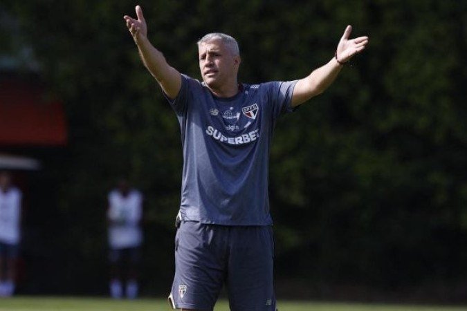 TÃ??CNICO: HERNÃ?ÂN CRESPO - Montou um time medroso e fechado para enfrentar o Flamengo, nitidamente para tentar um empate. O time quase nÃ?Â£o chutou e seu Ã?Âºnico criado,Oscar,nÃ?Â£o jogou nada. Perdeu de pouco. NOTA 3,5. Foto: Rubens Chiri / Saopaulofc.net