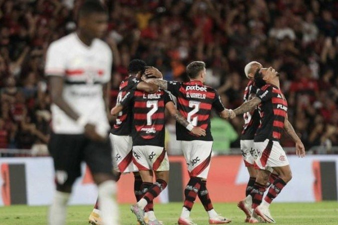 Jogadores do Flamengo celebram o golaço de Luiz Araújo em cima do São Paulo -  (crédito: Foto: Gilvan de Souza)