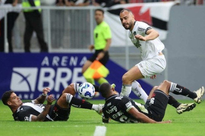 Cabral deixa os jogadores do Vasco estirados no gramado e abre o placar - (crédito: Foto: Vitor Silva/Botafogo) Cabral deixa os jogadores do Vasco estirados no gramado e abre o placar - (crédito: Foto: Vitor Silva/Botafogo)