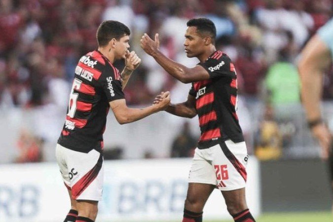 AYRTON LUCAS - Entrou aos sete minutos do 1º tempo na vaga de Alex Sandro e fazia jogo correto, aparecendo muito no apoio. Mas saiu aos sete da etapa final aopós uma forte dividida com Enzo Díaz que o fez ter um corte profundo na perna. Saiu aos prantos dando vaga a Varela. NOTA 6,5. Foto:  Gilvan de Souza / CRF