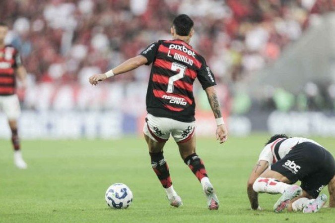 LUIZ ARAÚJO - Mais uma vez foi o mais incisivo atacante do Flamengo, se movimentando muito por todos os setores do ataque e fazendo um golaço para o Flamengo e participando ativamente do segundo gol - NOTA 8,5 - Foto:   Gilvan de Souza / CRF