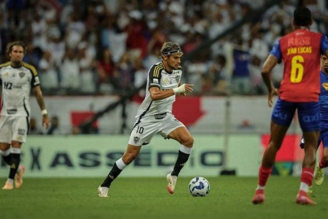 SCARPA – Não fez um bom primeiro tempo, errando passes e perdendo bolas perto da sua área. Foi amarelado por falhar no domínio e cometer falta em lance de perigo para a sua defesa. Saiu no intervalo para a entrada de Cuello. NOTA: 4,0. Foto: Pedro Souza / Atlético