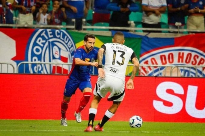 Everton Ribeiro, astro do Bahia, tenta passar pela marcação do atleticano Arana - (crédito: Foto: : Letícia Martins/EC Bahia) Everton Ribeiro, astro do Bahia, tenta passar pela marcação do atleticano Arana - (crédito: Foto: : Letícia Martins/EC Bahia)