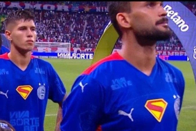 Camisa do Bahia tem logo do Super-Homem e até o vermelho da capa - (crédito: Reprodução de vídeo SporTV) Camisa do Bahia tem logo do Super-Homem e até o vermelho da capa - (crédito: Reprodução de vídeo SporTV)