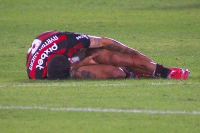 Corte profundo na perna de Ayrton Lucas chocou o público -  (crédito: Foto: Reprodução / TV Globo)