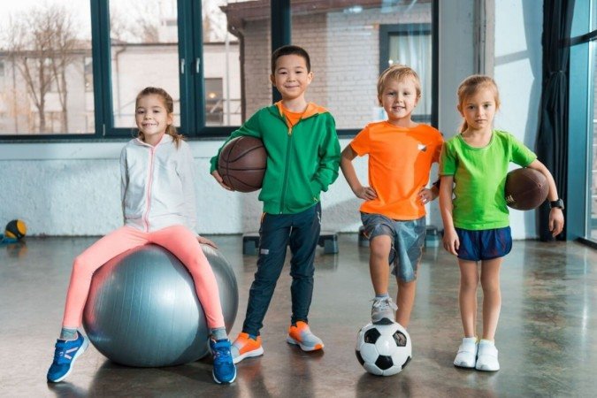 A diversidade de esportes na infância pode trazer ganhos importantes para o corpo e para a mente das crianças (Imagem: LightField Studios | Shutterstock) - (crédito: EdiCase) A diversidade de esportes na infância pode trazer ganhos importantes para o corpo e para a mente das crianças (Imagem: LightField Studios | Shutterstock) - (crédito: EdiCase)