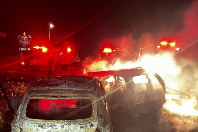 Na BR-080, dois carros ficaram completamente destruídos pelas chamas e pelo impacto da batida - (crédito: Divulgação/CBMDF) Na BR-080, dois carros ficaram completamente destruídos pelas chamas e pelo impacto da batida - (crédito: Divulgação/CBMDF)