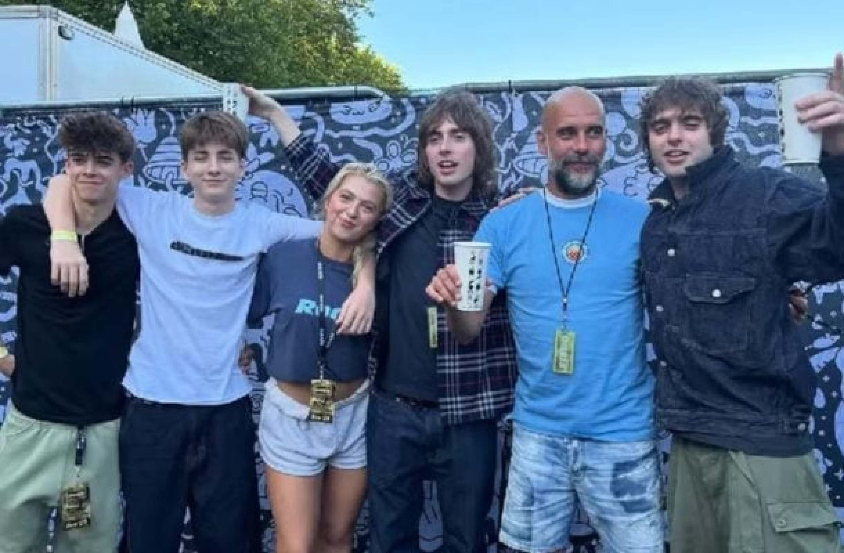 Guardiola é homenageado em show do Oasis em Manchester