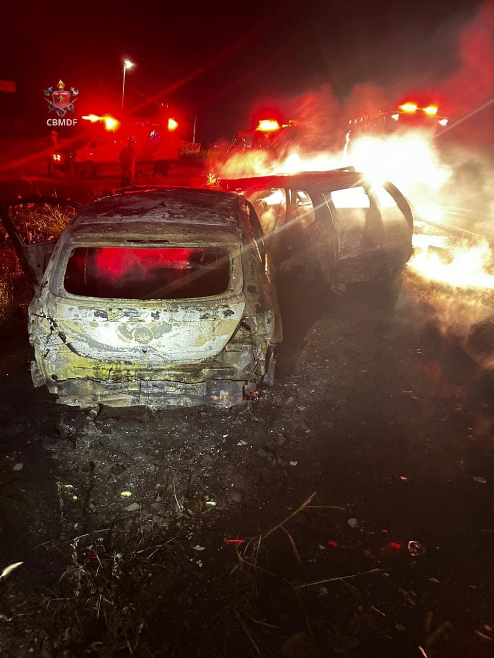 Os carros ficaram completamente destruídos pelas chamas e pelo impacto da batida -  (crédito: Divulgação/CBMDF)