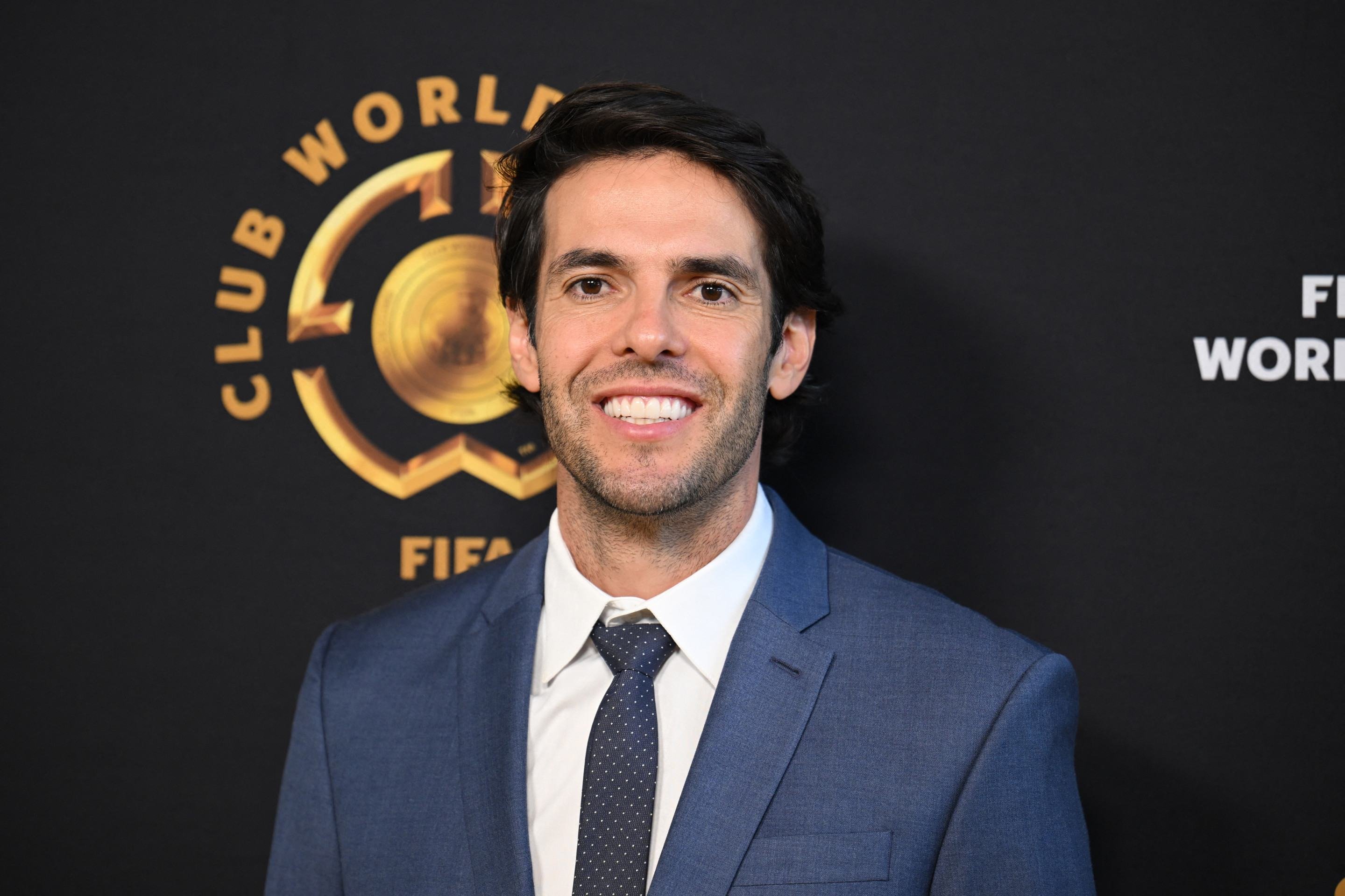 O ex-jogador de futebol brasileiro Kaká posa no Tapete Dourado ao chegar para a final da Copa do Mundo de Clubes da FIFA 2025      