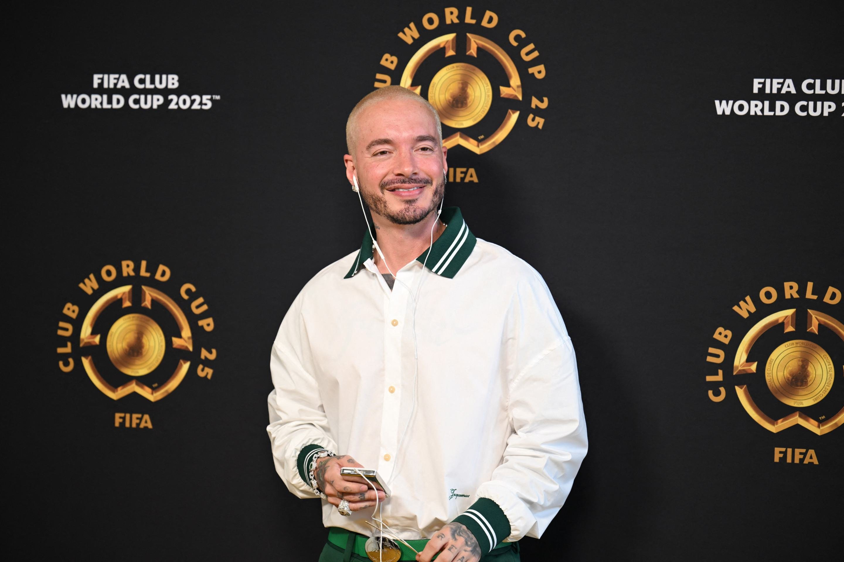 O cantor colombiano J Balvin posa no Tapete Dourado ao chegar para a final da Copa do Mundo de Clubes da FIFA 2025       