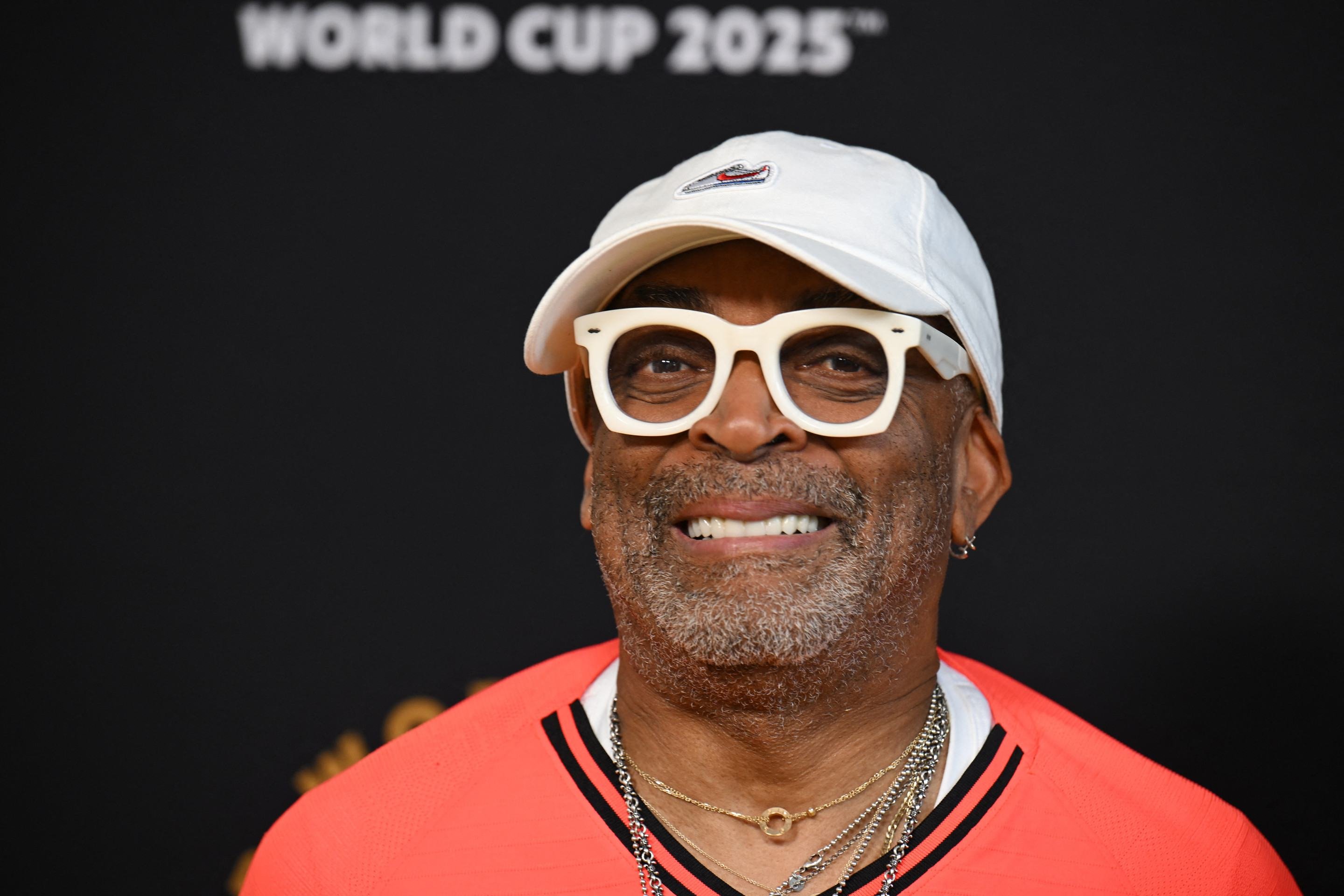 O diretor e produtor executivo norte-americano Spike Lee posa no Tapete Dourado ao chegar para a final da Copa do Mundo de Clubes da FIFA 2025      