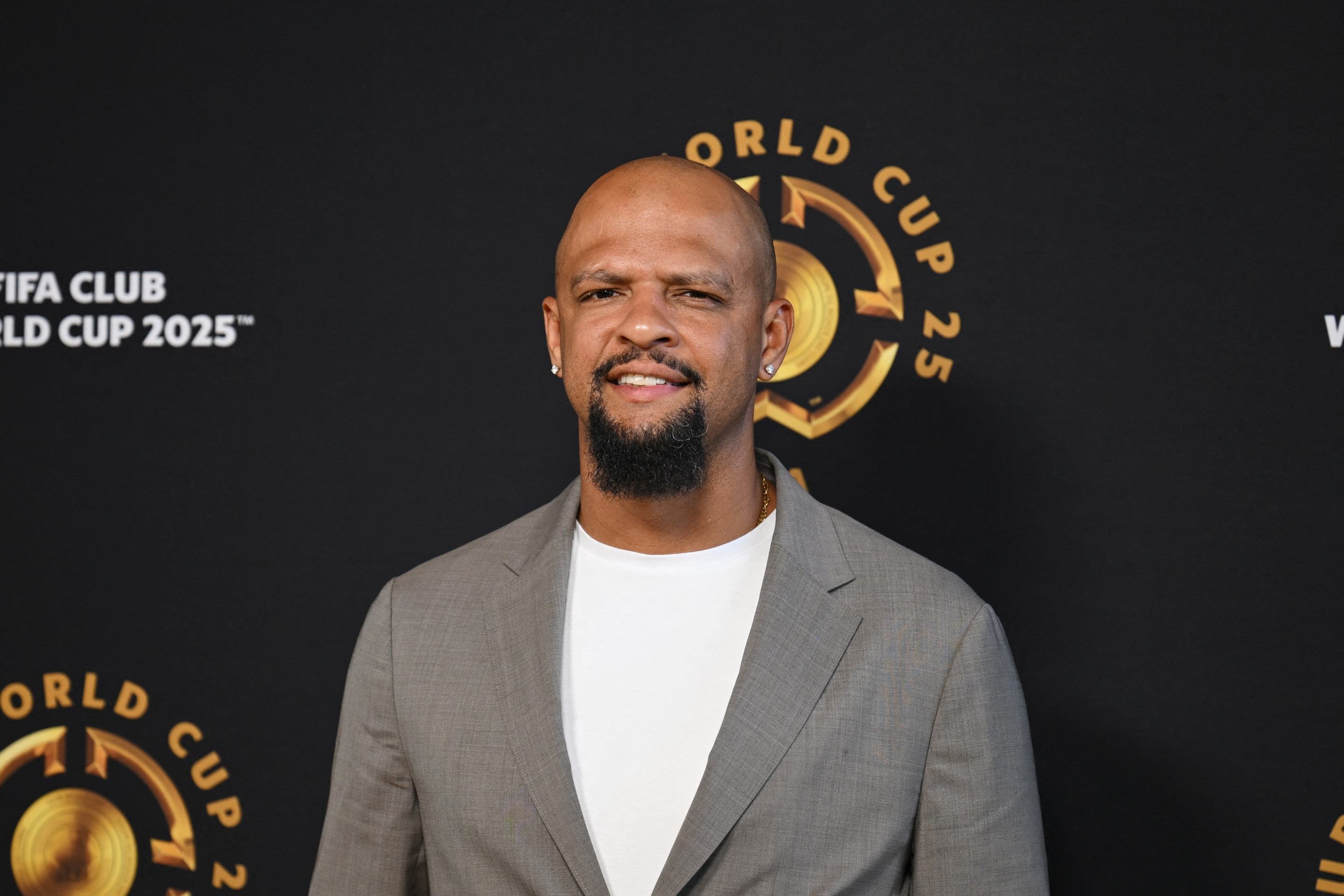 O ex-jogador de futebol brasileiro Felipe Melo posa no Tapete Dourado ao chegar para a final da Copa do Mundo de Clubes da FIFA 2025      
