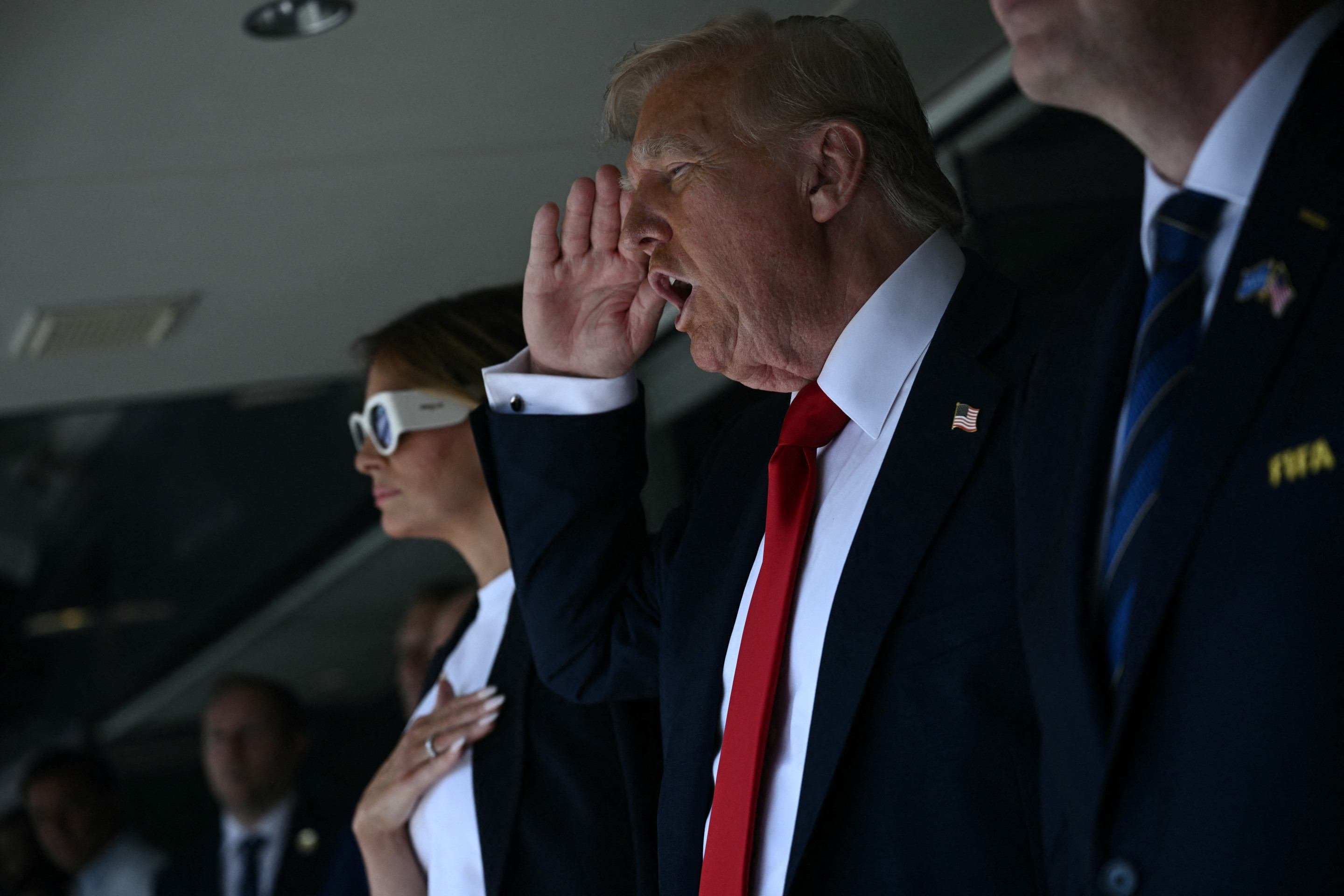 Donald Trump canta o hino nacional ao lado da primeira-dama Melania Trump na final da Copa do Mundo de Clubes da FIFA de 2025      