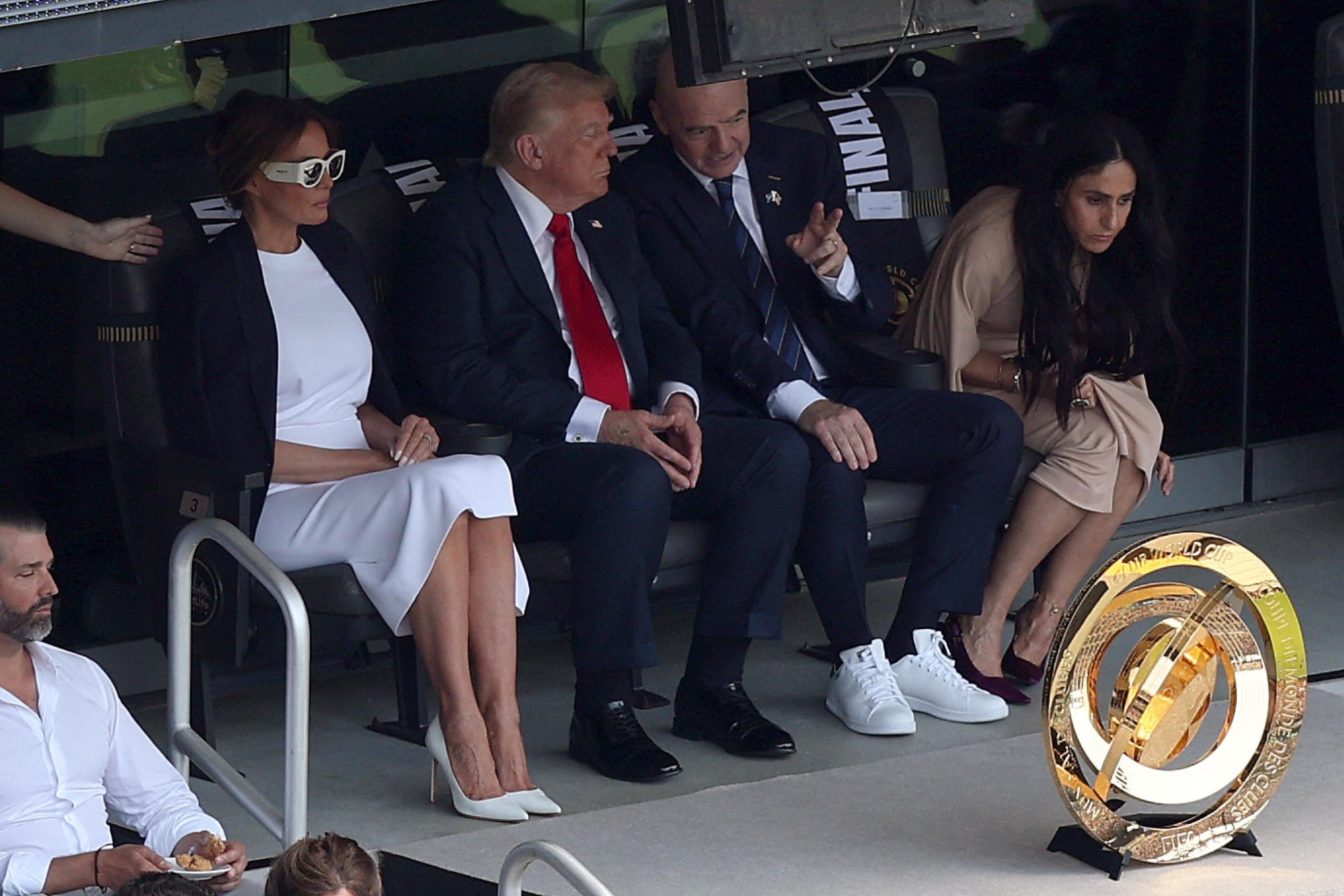 A primeira-dama dos EUA, Melania Trump, o presidente dos EUA, Donald Trump, o presidente da FIFA, Gianni Infantino, e a esposa dele, Leena Al Ashqar, assistem à final da Copa do Mundo de Clubes da FIFA 2025                  