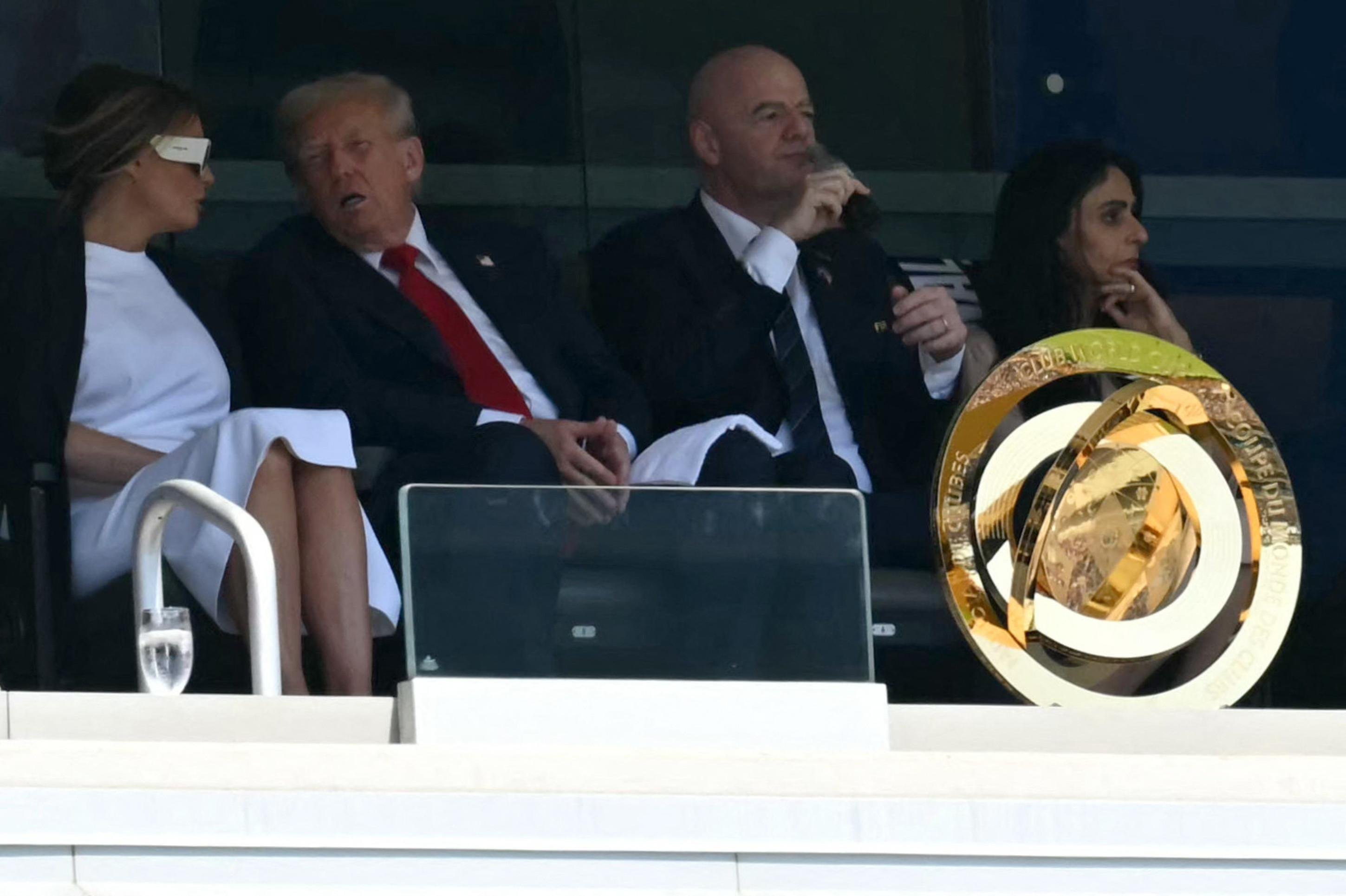 A primeira-dama dos EUA, Melania Trump, o presidente dos EUA, Donald Trump, o presidente da FIFA, Gianni Infantino, e a esposa dele, Leena Al Ashqar, assistem à final da Copa do Mundo de Clubes da FIFA 2025      