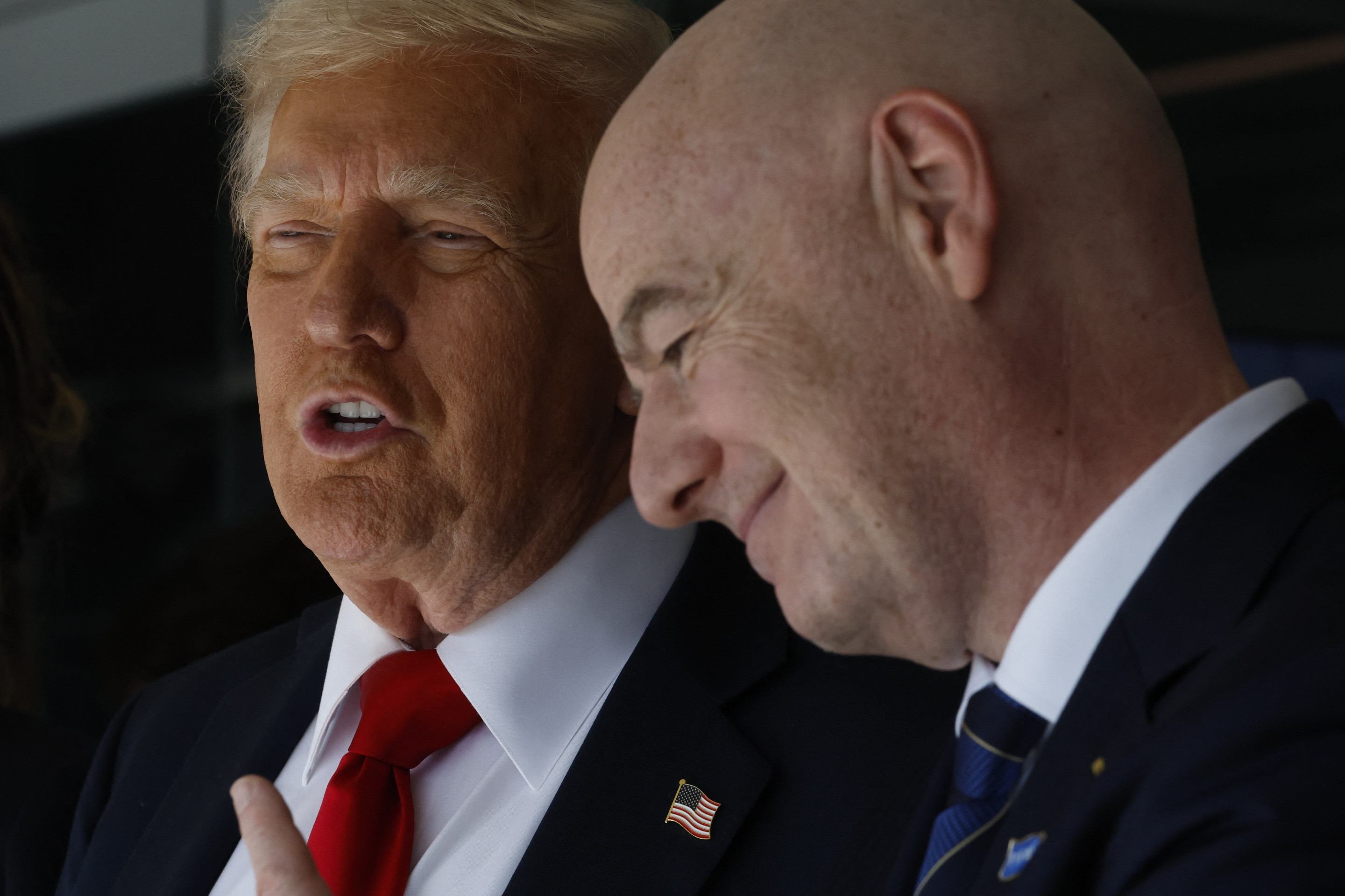 O presidente dos EUA, Donald Trump, participa de um bate-papo com o presidente da FIFA, Gianni Infantino, antes da partida final da Copa do Mundo de Clubes da FIFA      