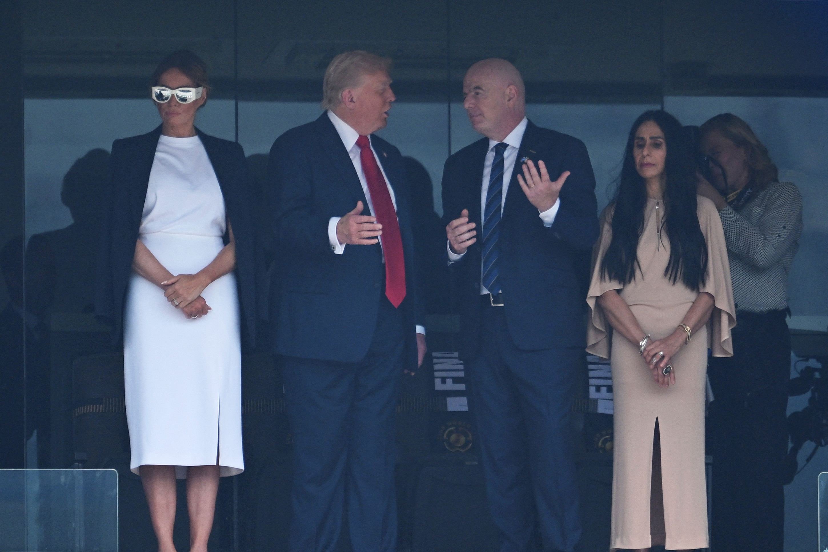 A primeira-dama dos EUA, Melania Trump, o presidente dos EUA, Donald Trump, o presidente da FIFA, Gianni Infantino, e a esposa dele, Leena Al Ashqar, assistem à final da Copa do Mundo de Clubes da FIFA 2025                        