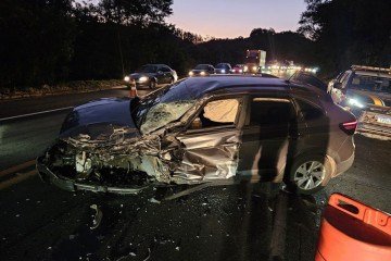 Carro de Fabiano, da dupla com César Menotti, ficou destruído após colisão na BR-040, em Juiz de Fora, na Zona da Mata mineira - (crédito: Corpo de Bombeiros/Divulgação) Carro de Fabiano, da dupla com César Menotti, ficou destruído após colisão na BR-040, em Juiz de Fora, na Zona da Mata mineira - (crédito: Corpo de Bombeiros/Divulgação)