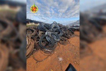 Diante do flagrante de furto qualificado, os três envolvidos foram encaminhados à delegacia de polícia da área para as providências legais -  (crédito: Divulgação/PMDF)