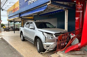 Motorista da caminhonete teve ferimentos leves e foi encaminhado ao Hospital de Ceilândia -  (crédito: Divulgação/CBMDF)