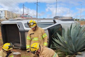 Motorista tomba carro no Recanto das Emas e é levado ao hospital  -  (crédito: CBMDF)