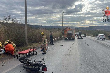 Parte da via precisou ser interditada para o atendimento às vítimas. A dinâmica do acidente está sendo investigada -  (crédito: Divulgação/CBMDF)