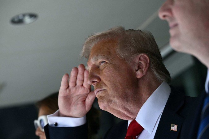 US President Donald Trump salutes as he attends the 2025 FIFA Club World Cup final football match between England's Chelsea and France's Paris Saint-Germain at MetLife Stadium in East Rutherford, New Jersey, on July 13, 2025. (Photo by Brendan SMIALOWSKI / AFP)
- (crédito: AFP) US President Donald Trump salutes as he attends the 2025 FIFA Club World Cup final football match between England's Chelsea and France's Paris Saint-Germain at MetLife Stadium in East Rutherford, New Jersey, on July 13, 2025. (Photo by Brendan SMIALOWSKI / AFP)
- (crédito: AFP)