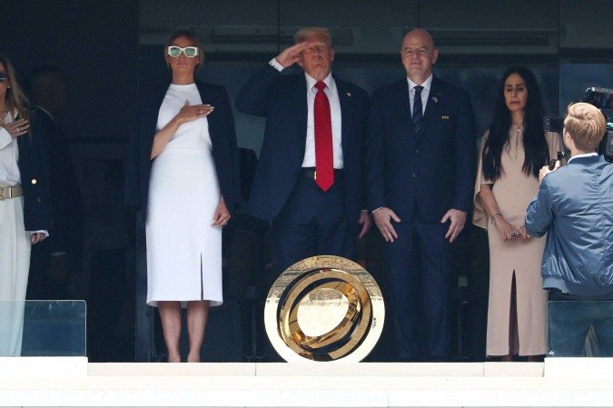 A primeira-dama dos EUA, Melania Trump, o presidente dos EUA, Donald Trump, o presidente da FIFA, Gianni Infantino, e a esposa dele, Leena Al Ashqar, assistem à final da Copa do Mundo de Clubes da FIFA 2025       -  (crédito:  FRANCK FIFE/AFP)