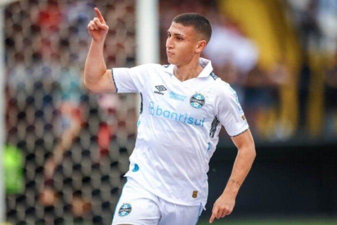 MONSALVE - Colocado no fogo quando não tinha o que fazer. Apático como 90% do time - NOTA: 3,5 - Foto: Lucas Uebel/Grêmio 