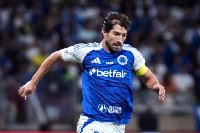 SILVA - Abriu uma chapelaria. Soltou a bola no momento certo, participou de jogadas de ataque e descolou alguns cruzamentos interessantes. Levou, contudo, um amarelo bobo no fim - NOTA: 7,0 - Foto: Gustavo Aleixo/Cruzeiro  