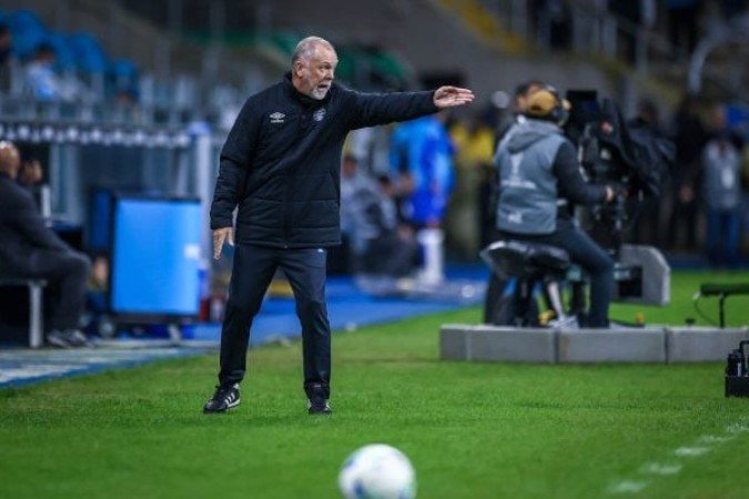 TÉCNICO: MANO MENEZES - A defesa abusou do direito de errar, principalmente, Kannemann. O meio foi acéfalo. O ataque só melhorou com as alterações do treinador. O time andou no Mineirão. Péssima partida - NOTA: 1,0 - Foto: Lucas Uebel/Grêmio 