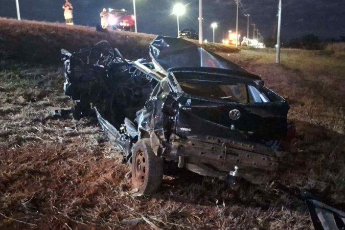 Um jovem morreu em colisão entre carro e caminhão guincho na BR-070 -  (crédito:  CBMDF/Divulgação)