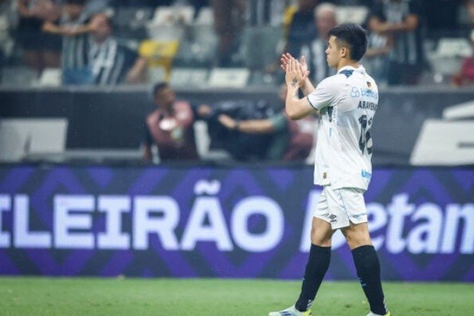 ARAVENA - Lutou um pouquinho a mais do que os companheiros. Demonstrou raça no gol tricolor - NOTA: 5,0 - Foto: Lucas Uebel/Grêmio