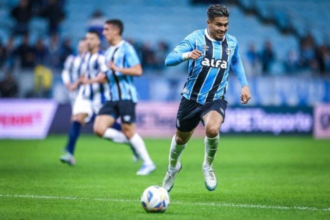 AREZO - Distante do jogo. Dizem que está louco para jogar pelo Peñarol. Mas com essa bolinha não tem vaga no time uruguaio. Tocou pouco na bola e foi presa fácil para os zagueiros da Raposa. Saiu, assim, no segundo tempo, para a entrada de André - NOTA: 2,5 - Foto: Lucas Uebel/Grêmio 