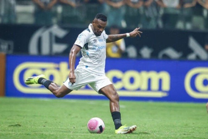EDENILSON - Enfim, um jogador que deu mais opção de passe. Deu o passe para André marcar o único gol dos gaúchos - NOTA: 6,0 - Foto: Lucas Uebel/Grêmio 