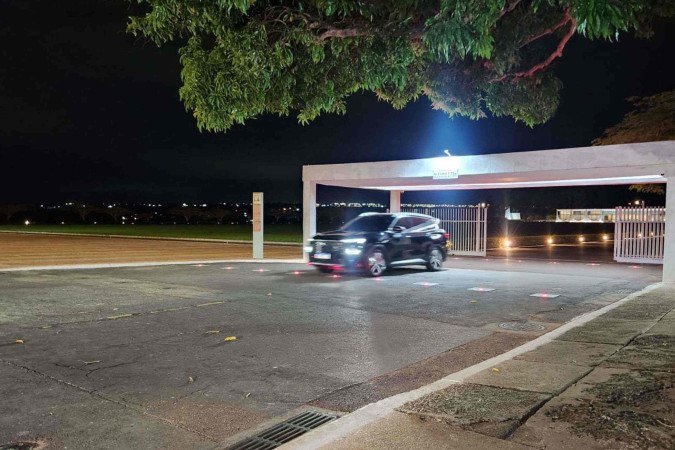 Representantes do governo deixam o Palácio da Alvorada após reunião com Lula na noite deste domingo - (crédito: Eduarda Esposito/CB/D.A.Press) Representantes do governo deixam o Palácio da Alvorada após reunião com Lula na noite deste domingo - (crédito: Eduarda Esposito/CB/D.A.Press)