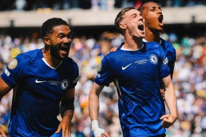 Palmer (centro), João Pedro (mais à direita) e Reece James celebram um dos gols do Chelsea sobre o PSG -  (crédito: Foto: Divulgação / Chelsea)