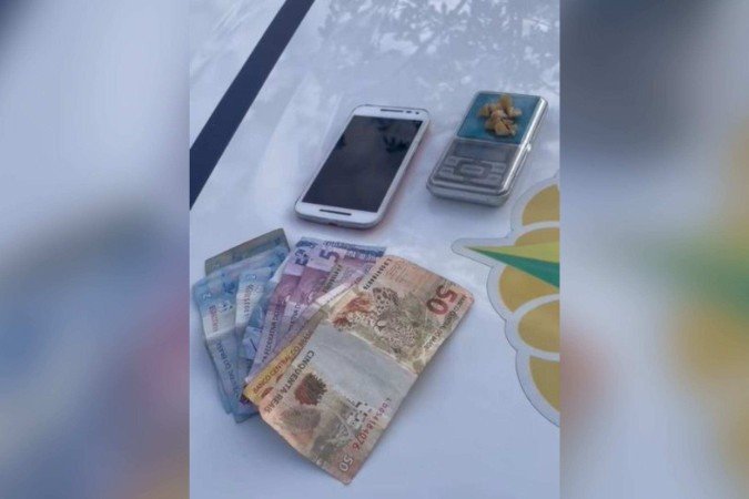 De acordo com a Polícia Militar (PMDF), eles utilizavam a tática de vender rapidamente poucas quantidades da droga para evitar o flagrante -  (crédito: Divulgação/PMDF)