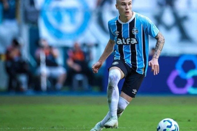 SERROTE - Mais incisivo que Martins. No entanto, lançou muitas bolas no vazio e não justificou o apelido. Cortou pouco - NOTA: 4,0 - Foto: Lucas Uebel/Grêmio 