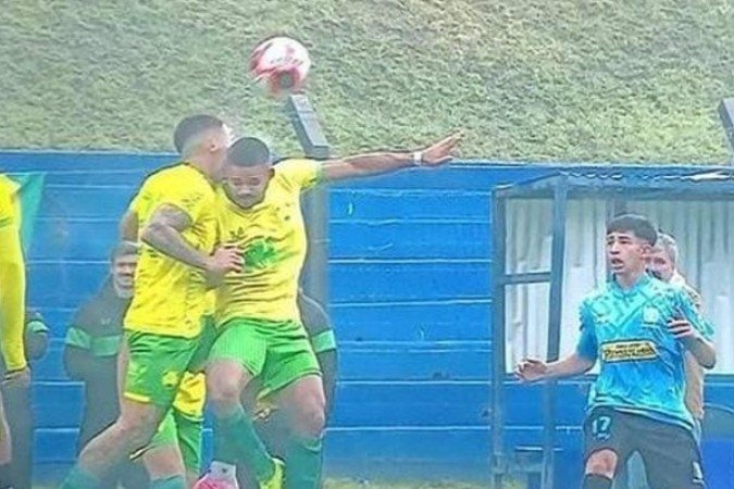 Mateo Vista e Agustín Rodríguez, do Cerrito, sofreram um forte choque de cabeça - (crédito: Reprodução de TV) Mateo Vista e Agustín Rodríguez, do Cerrito, sofreram um forte choque de cabeça - (crédito: Reprodução de TV)