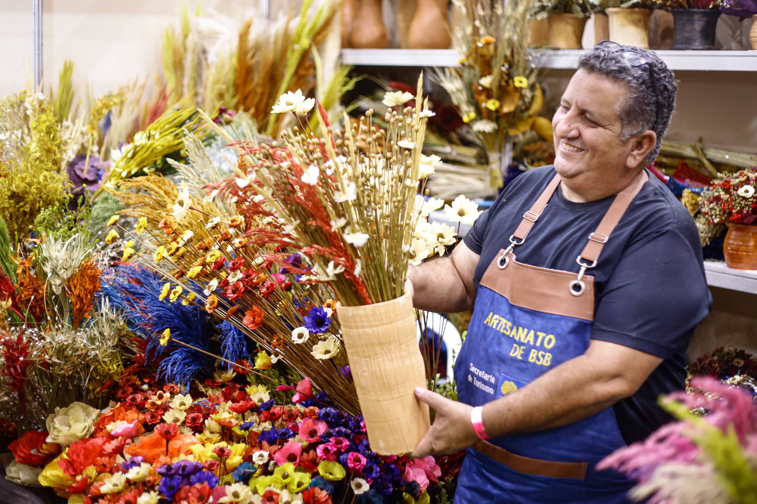  Marcos aprendeu a desidratar flores com a avó